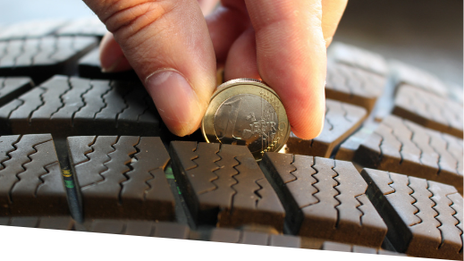 La profondeur du sculpture de pneu peut être mésurée à l'aide d'une pièce d'un euro : Si le bord doré n'est plus recouvert par la sculpture, il faut changer le pneu d'urgence !